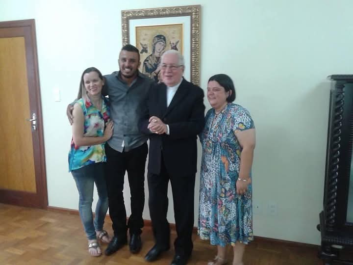 Fundadores da instituição com Dom Geraldo Lyrio Rocha, então Arcebispo da Arquidiocese de Mariana