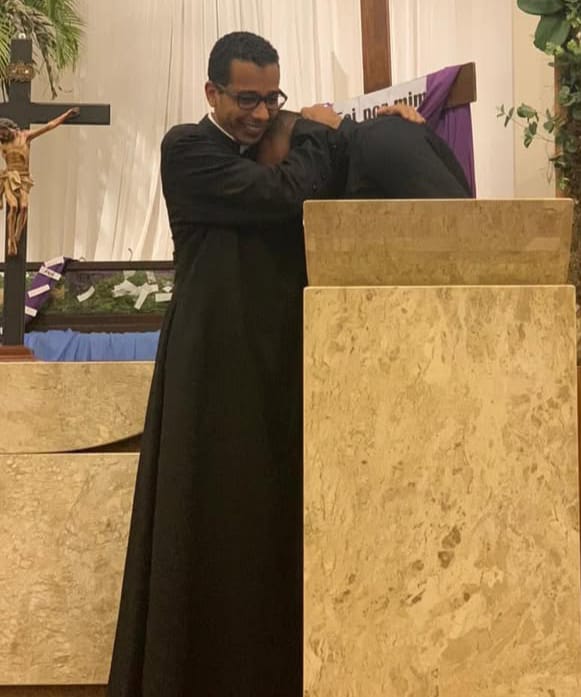 Padre Alex em ação