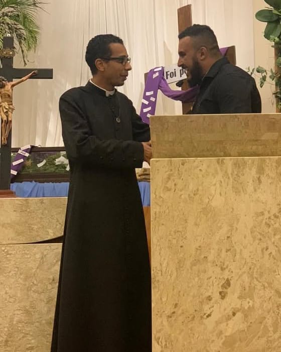 Padre Alex e comunidade